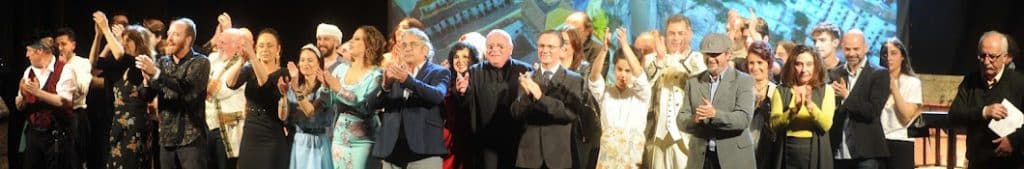Foto borrosa de un grupo de personas posando para una foto Descripción generada automáticamente con confianza media